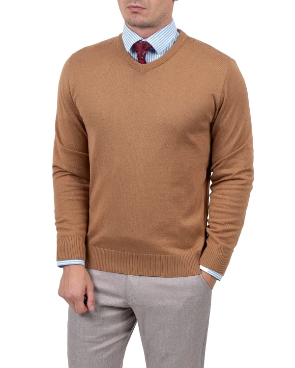 sweter męski jasny brąz w serek z koszulą i krawatem