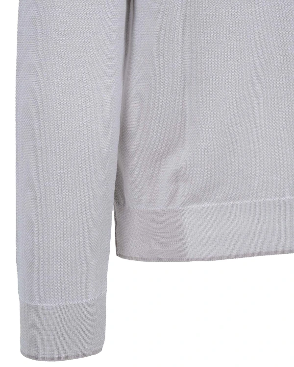 sweter męski beżowy w serek - zbliżenie na rękaw