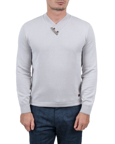 Jasnobeżowy sweter z zapinanym kołnierzem, ujęcie na modelu do pasa