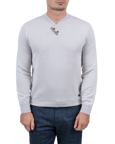 sweter męski beżowy w serek na modelu przód