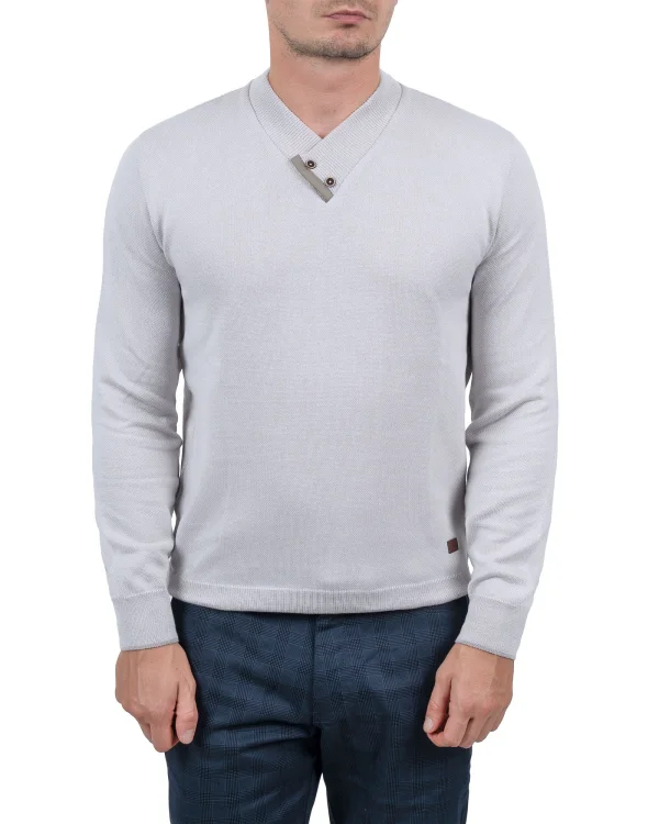 Jasnobeżowy sweter z zapinanym kołnierzem, ujęcie na modelu do pasa