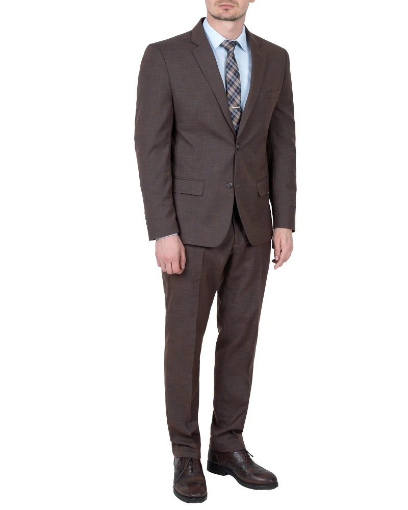 Elegancki brązowy garnitur męski zestawiony z błękitną koszulą i krawatem w kratę