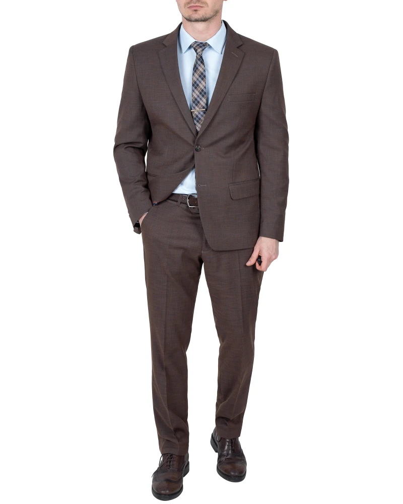Klasyczna stylizacja męska z brązowym garniturem i skórzanymi butami typu brogsy