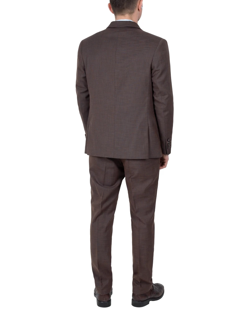 tył model w brązowym garnituru