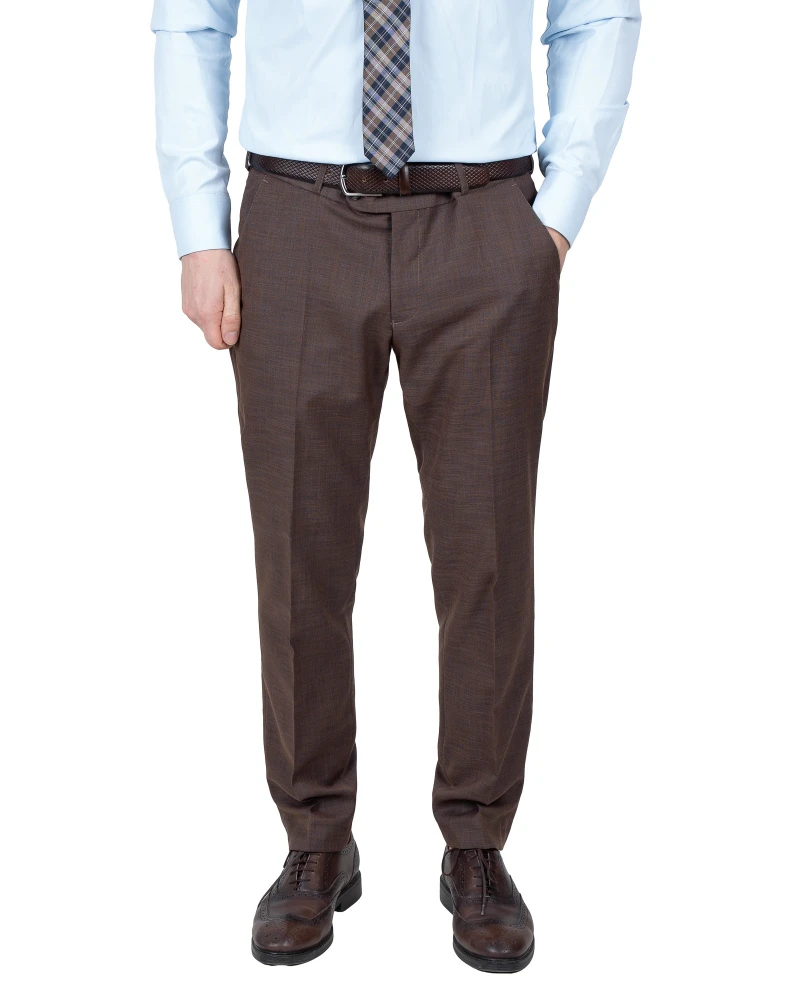 Brązowe spodnie garniturowe z paskiem i wpuszczanymi kieszeniami