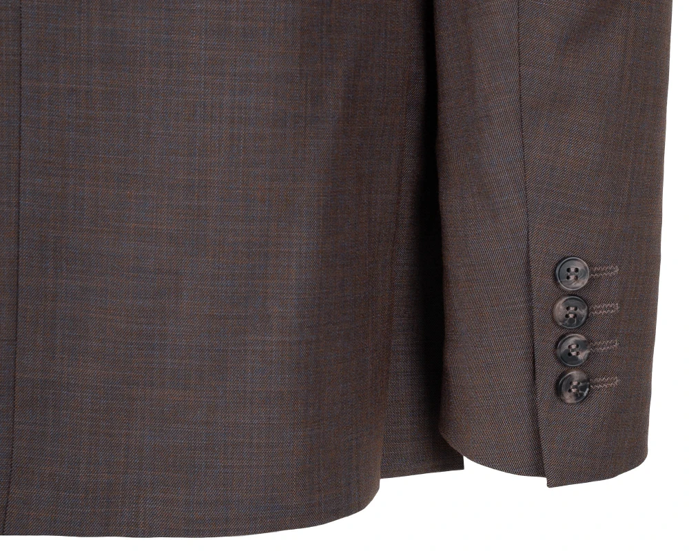 Detal rękawa marynarki z czterema ozdobnymi guzikami w kolorze ciemnego brązu