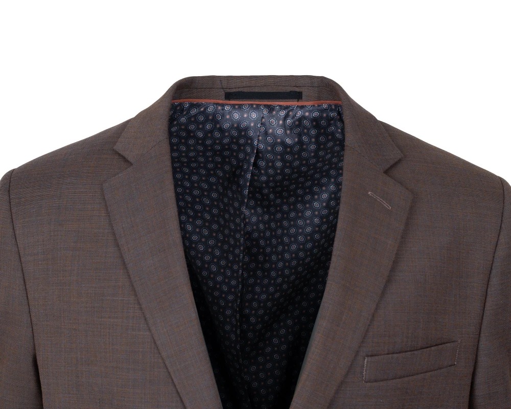 Zbliżenie na klapy klasycznej marynarki w kolorze brązowym