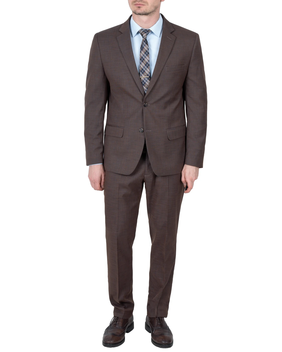 Męski garnitur w kolorze brązowym o klasycznym kroju na modelu