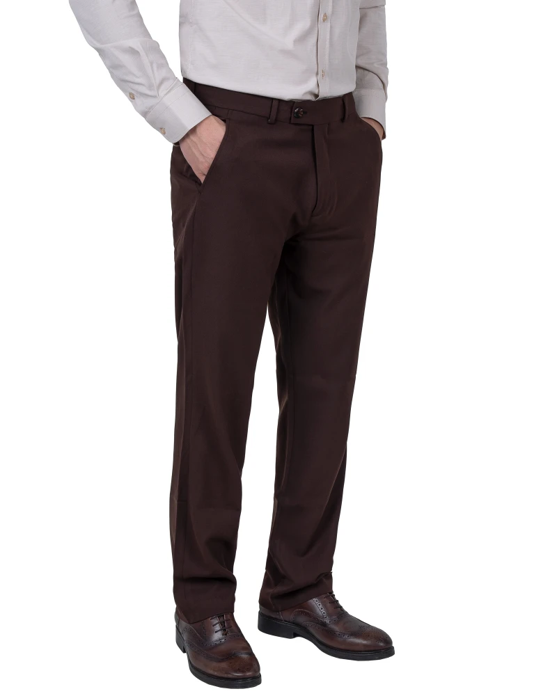 Brązowe spodnie wizytowe regular – ujęcie z boku podkreślające prosty fason