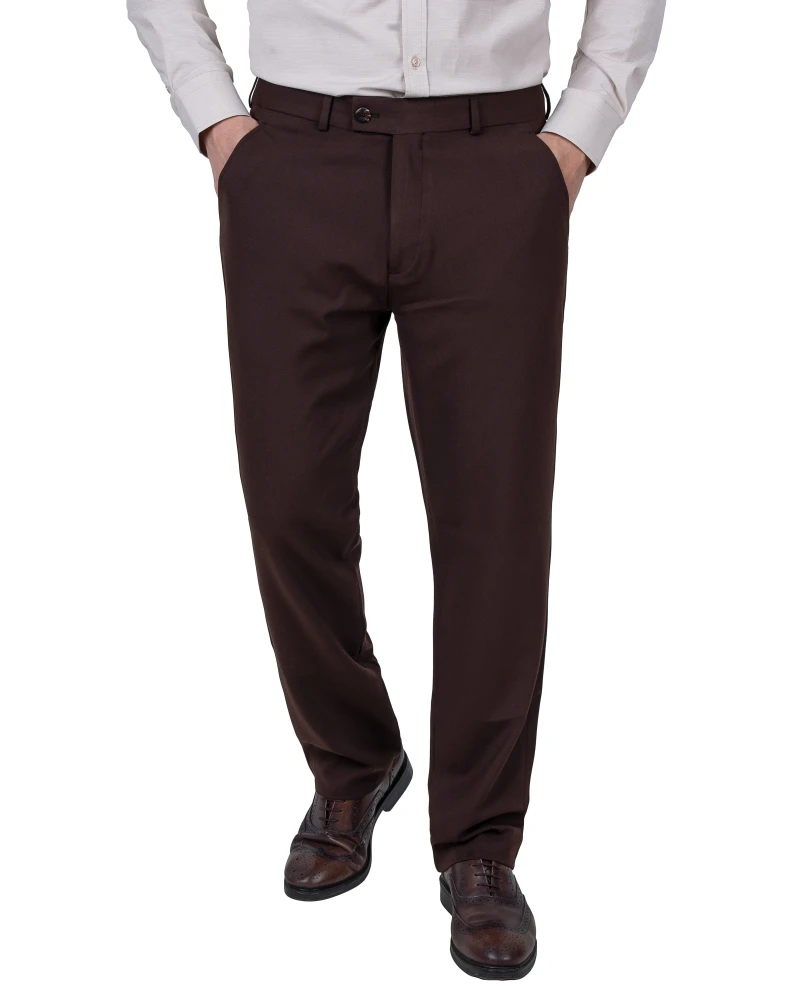 Brązowe spodnie męskie wizytowe o kroju regular – widok z przodu.