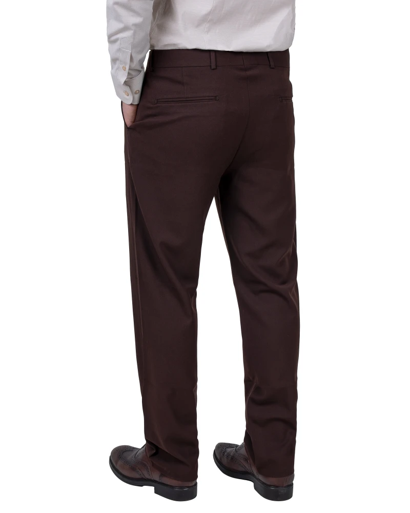 Tył brązowych spodni męskich – widok na klasyczne kieszenie