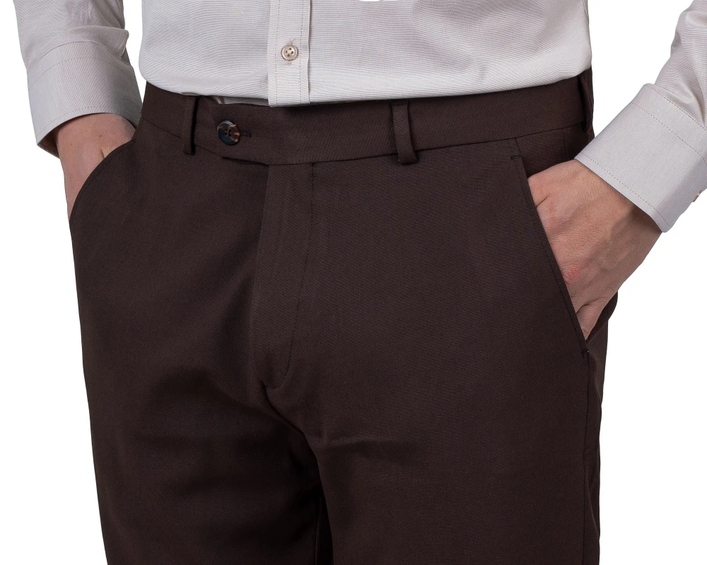 Zbliżenie na materiał brązowych spodni – mikrostruktura tkaniny z elastanem