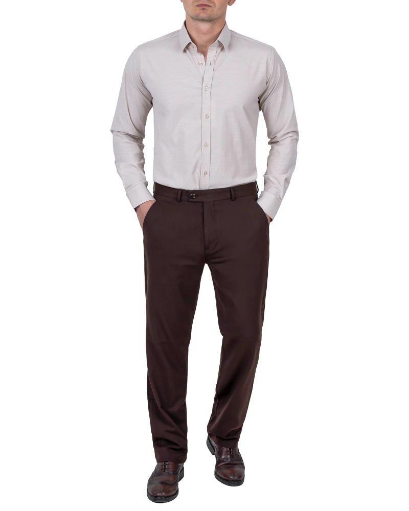 Brązowe spodnie męskie bez kantu w stylizacji z elegancką koszulą