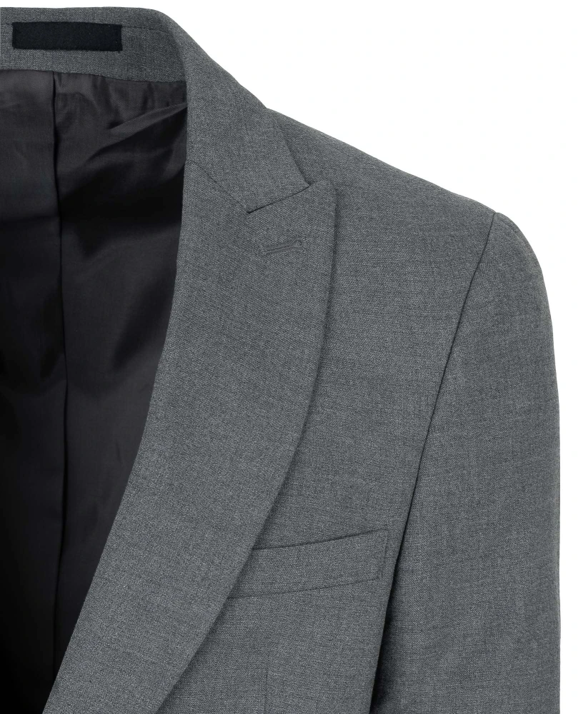 zbliżenie na klapę marynarki szarej