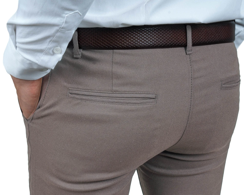 Spodnie męskie beżowe Slim Fit gładkie – detal pasa od tyłu