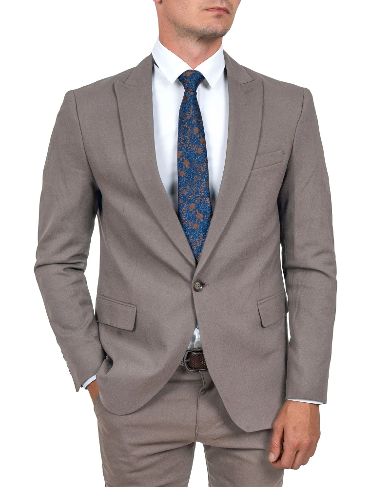 Garnitur męski beżowy Slim Fit gładki – widok z przodu z krawatem - ręka w kieszeni, Szafler