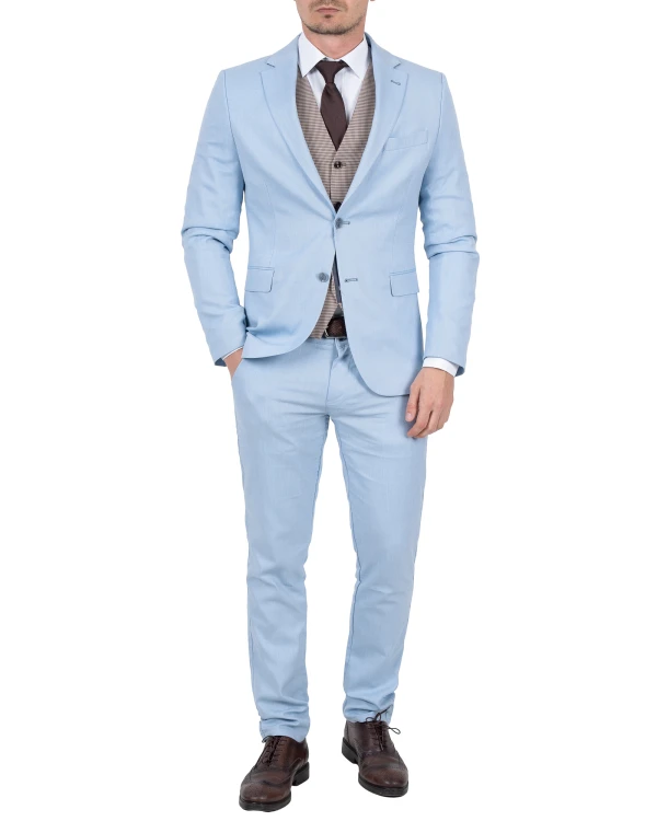 Garnitur męski błękitny Slim Fit na wesele - cała sylwetka z kamizelką z przodu, Szafler