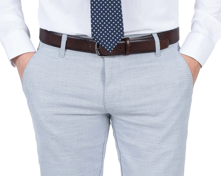 Szaroniebieskie spodnie męskie slim fit - przód z paskiem, detal, Szafler