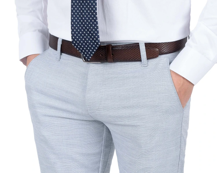 Szaroniebieskie spodnie męskie slim fit - bok z paskiem, detal, Szafler