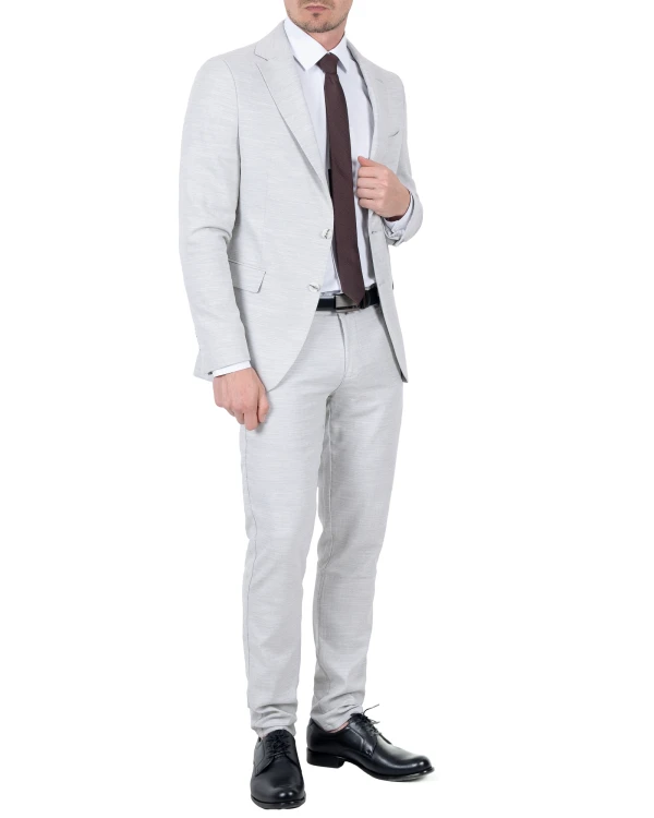 Jasnoszary garnitur męski slim fit z krawatem - cała sylwetka, Szafler