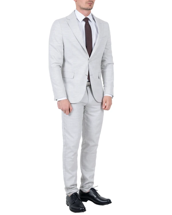 Jasnoszary garnitur męski slim fit - ujęcie z boku, Szafler