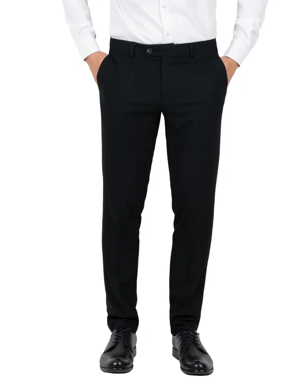Czarne spodnie męskie w kant slim fit - sylwetka z przodu, zbliżenie na spodnie, ręce w kieszeniach, Szafler