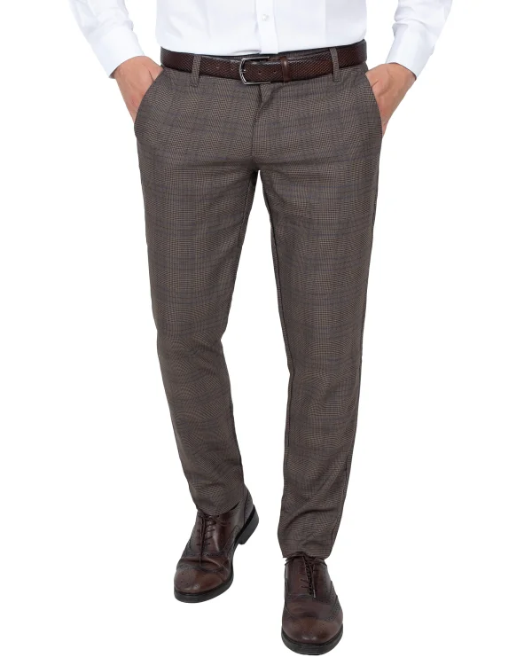 Spodnie męskie brązowe w kratę Slim Fit - cała długość z przodu, ręce w kieszeniach, Szafler