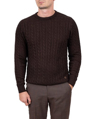 Brązowy sweter w warkocz na modelu ze szarobrązowymi spodniami, Szafler