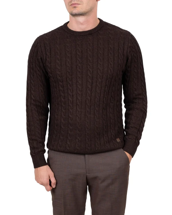 Brązowy sweter w warkocz na modelu ze szarobrązowymi spodniami, Szafler