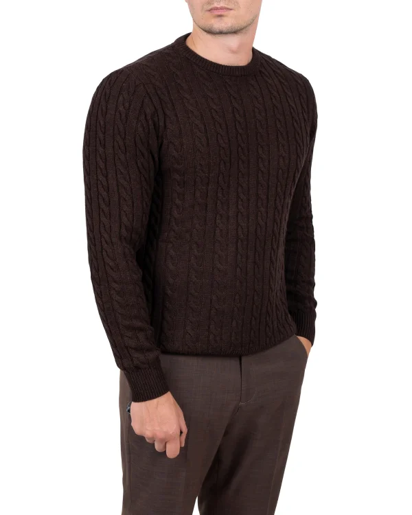 Sweter w warkocz brązowy na modelu - widok z boku, Szafler