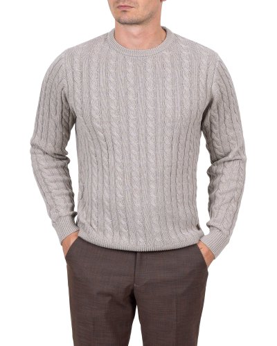 Beżowy sweter w warkocz na modelu z brązowymi spodniami, Szafler