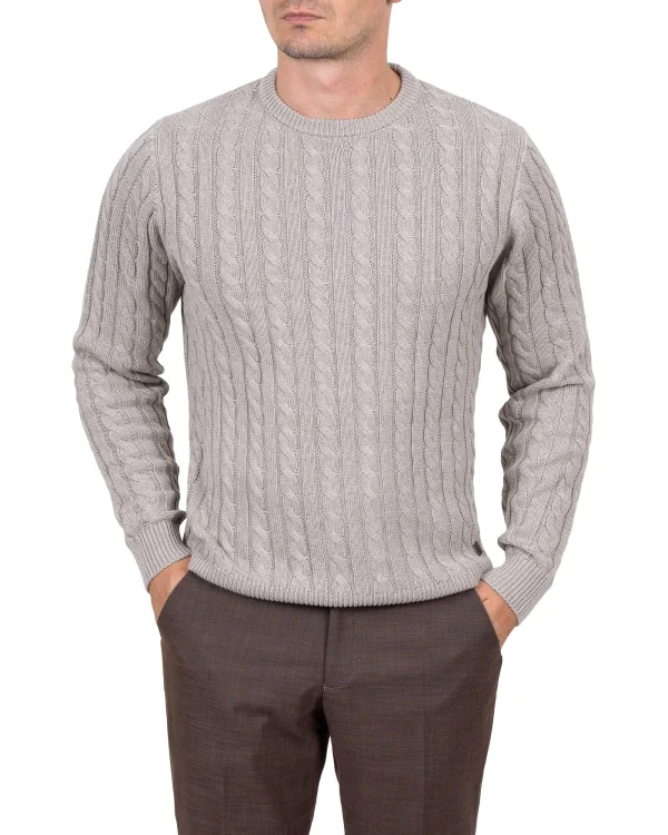 Beżowy sweter w warkocz na modelu z brązowymi spodniami, Szafler