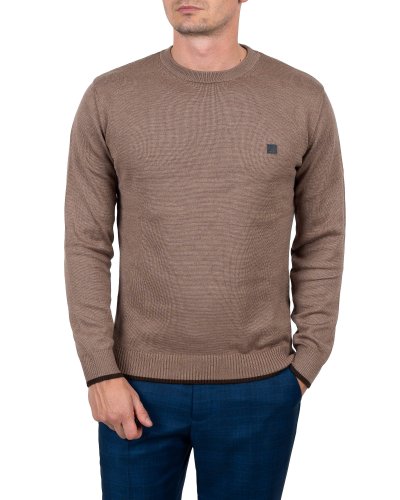 Jasnobrązowy sweter męski na modelu z granatowymi spodniami, Szafler
