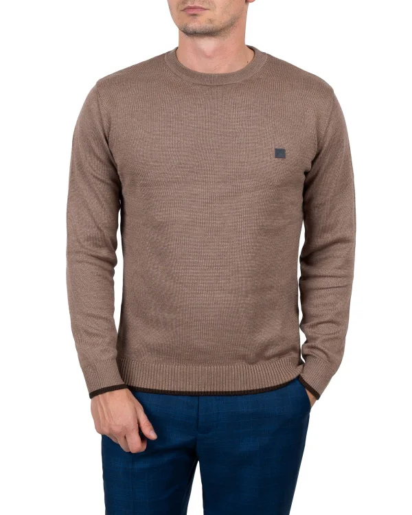Jasnobrązowy sweter męski na modelu z granatowymi spodniami, Szafler