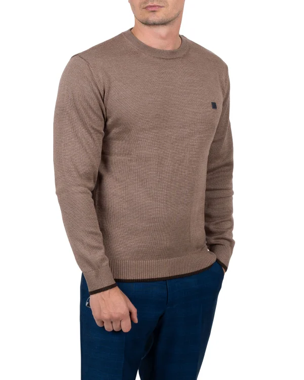 Sweter jasnobrązowy gładki na modelu - widok z boku, Szafler