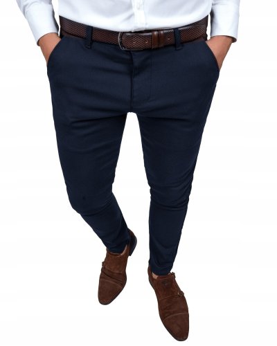 Granatowe spodnie męskie wizytowe Slim Fit - w kroku, z białą koszulą i brązowym paskiem, Szafler