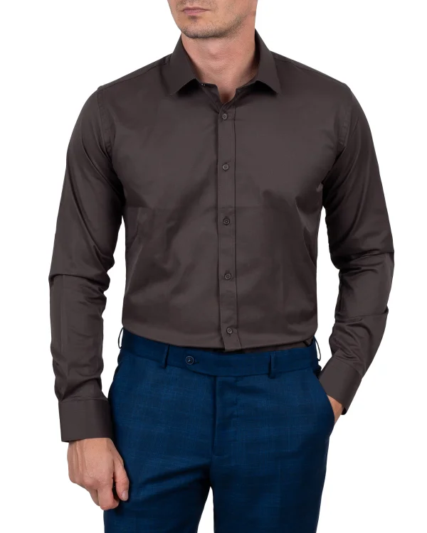 Brązowa koszula satynowa męska Slim Fit wpuszczona w granatowe spodnie w kratę, na modelu