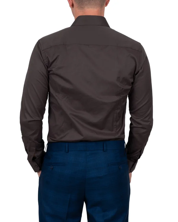 Brązowa koszula satynowa Slim Fit na modelu, widok z tyłu